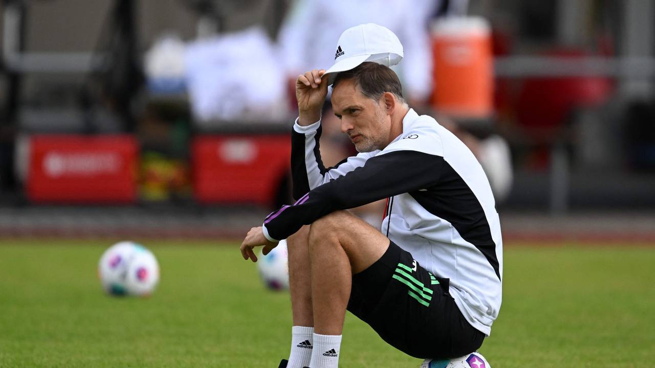 Thomas Tuchel sitzt im Training des FC Bayern auf einem Ball.