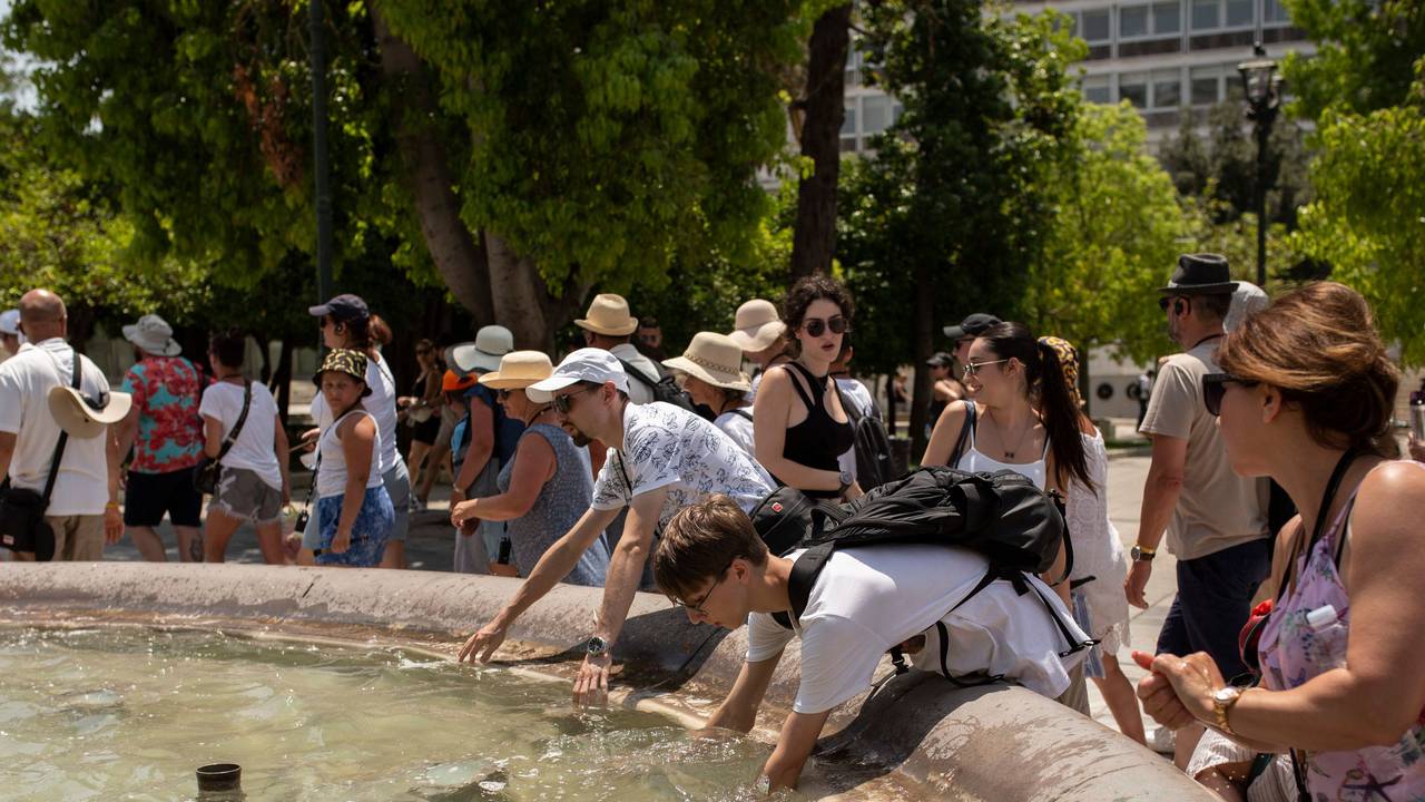 Menschen an einem Brunnen in Athen.