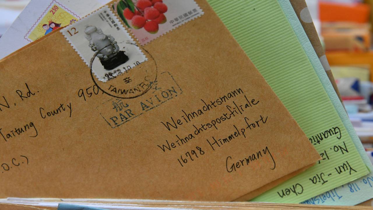 Bunte Briefumschläge in einer Postfiliale.