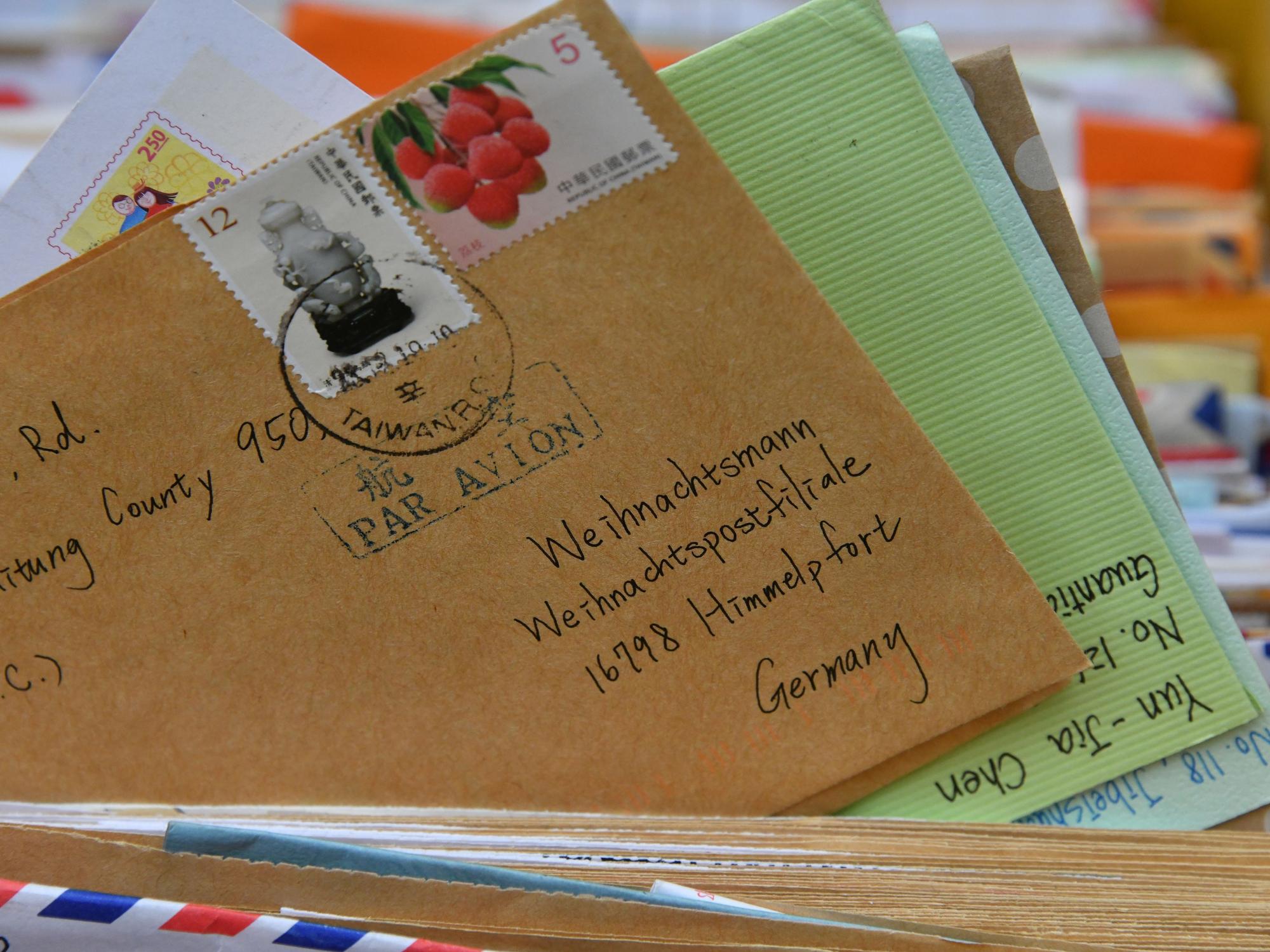 Bunte Briefumschläge in einer Postfiliale.