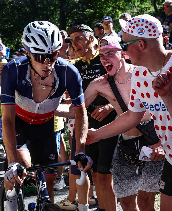Valentin Madouas fährt bei der Tour de France zwischen jubelnden Fans einen Anstieg hoch.