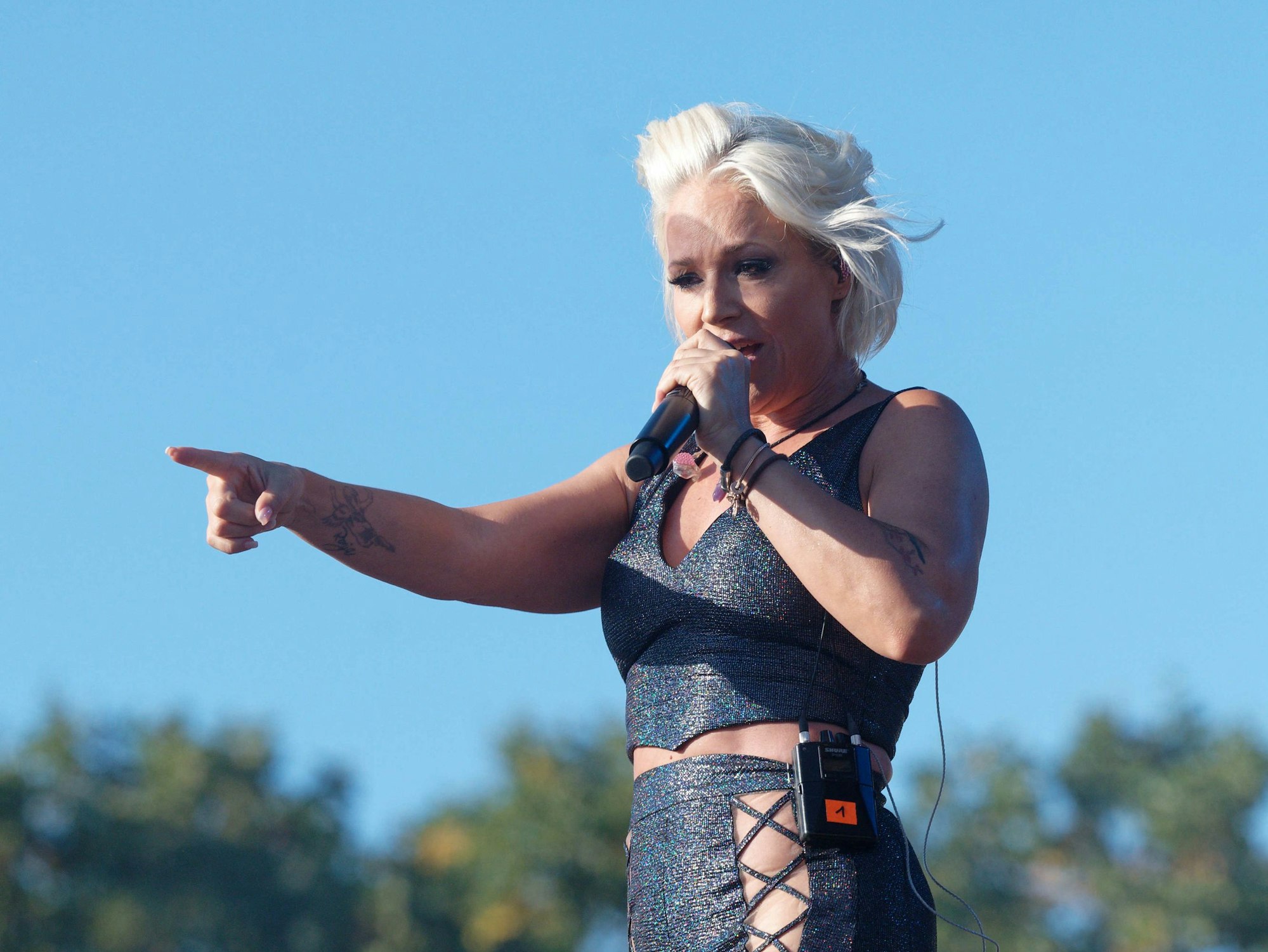 Die Sängerin Michelle steht beim Schlager-Event „Lieblingslieder“ in der Rheinaue auf der Bühne.