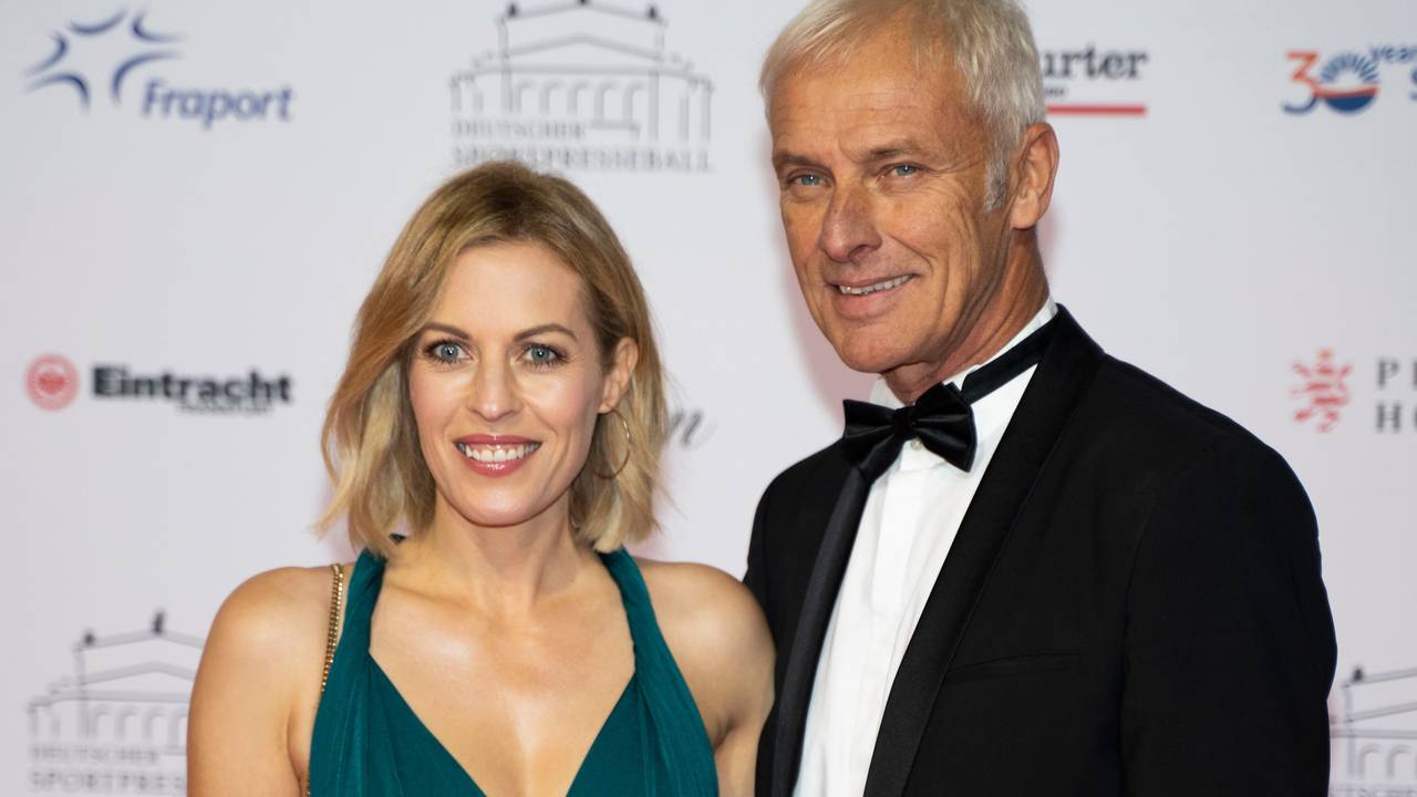 Moderatorin Jule Gölsdorf und Ex-VW-Chef Matthias Müller kommen vor Beginn des Deutschen Sportpresseballs an der Alten Oper an.
