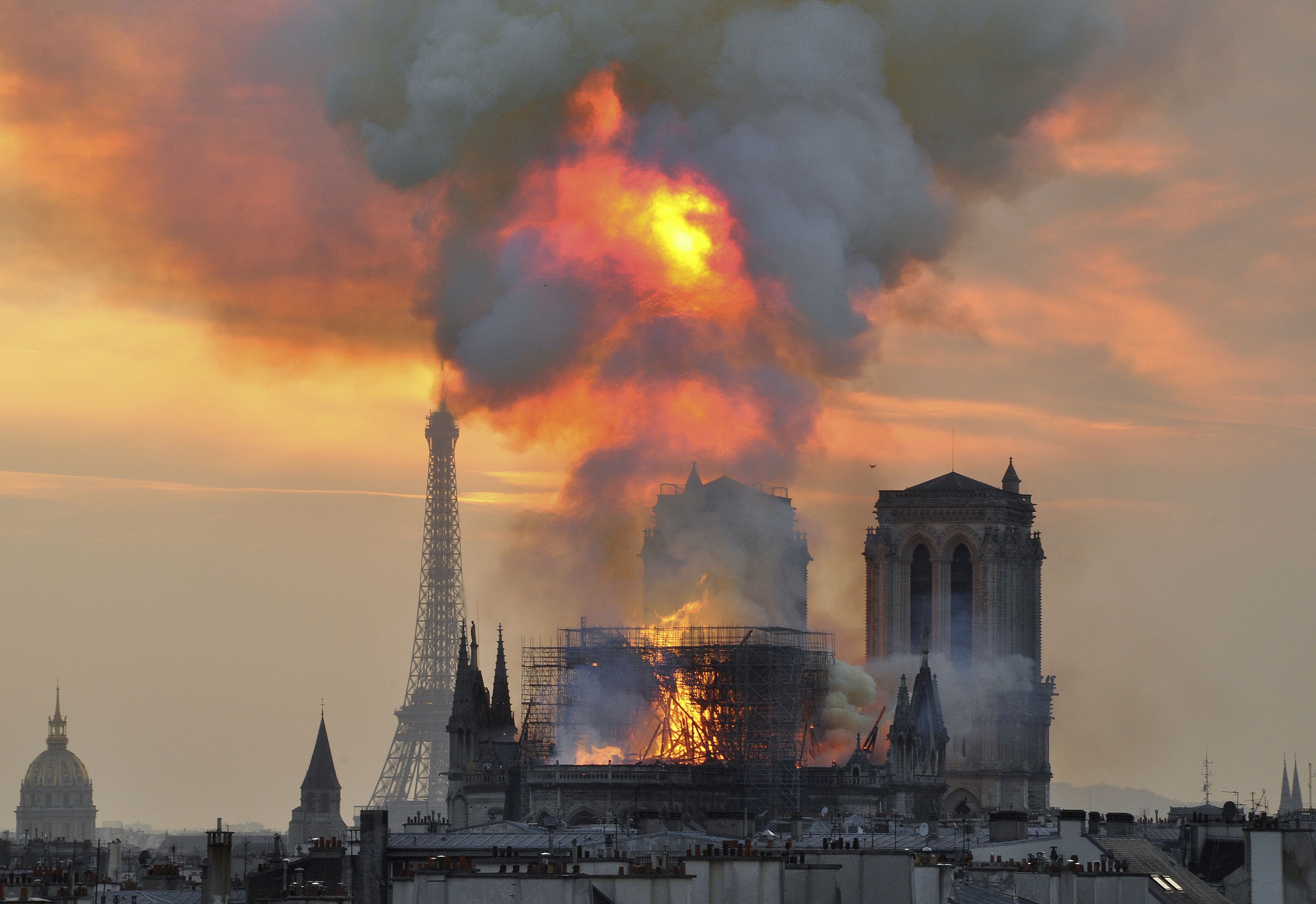 Flammen in der Kirche Notre Dame während des großen Feuers von 2019.