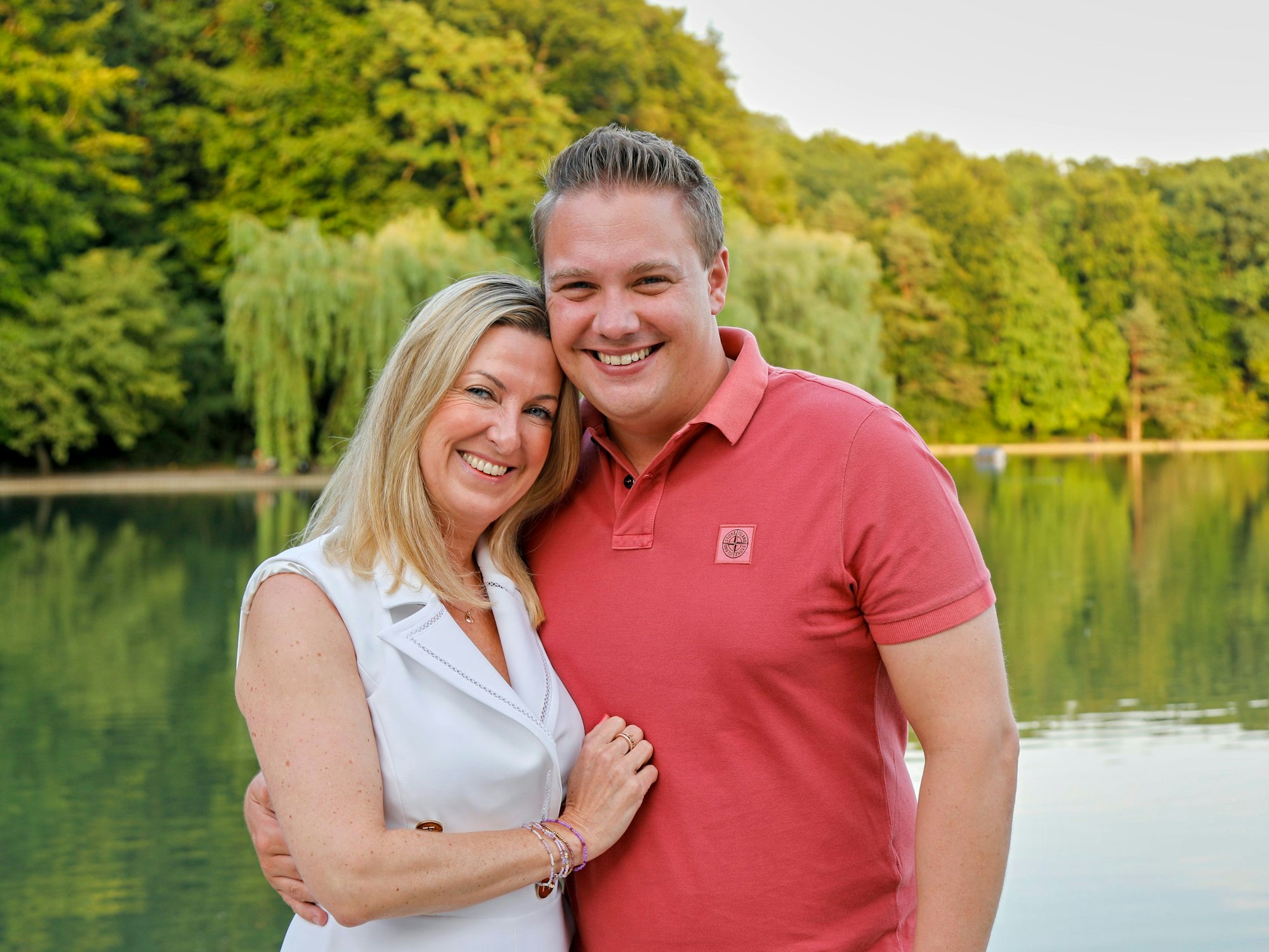 Tanja Wolters und Michael Gerhold halten sich im Arm und schauen in die Kamera.