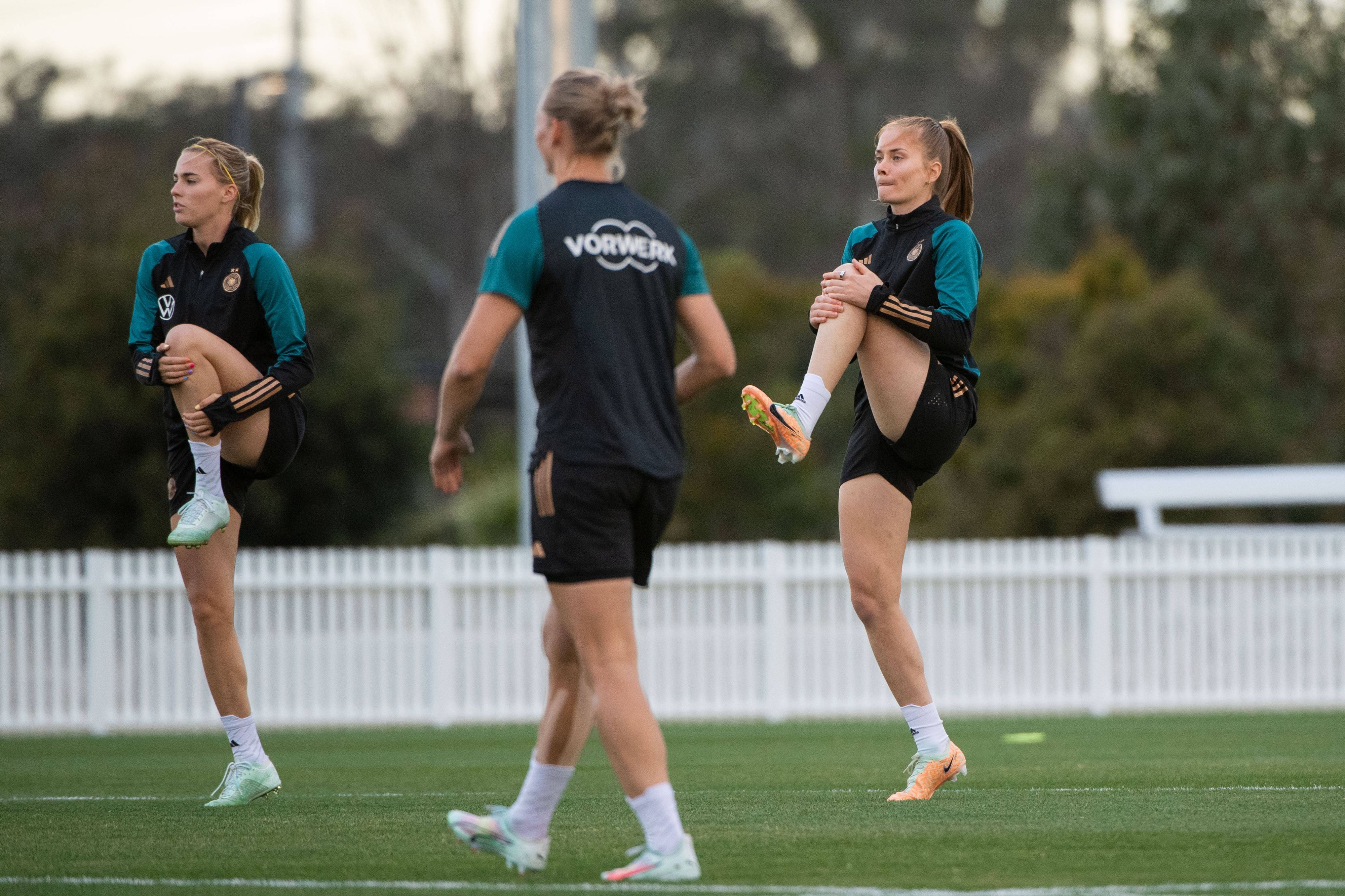 Laura Freigang (l.) und Sjoeke Nüsken (r.) machen beim Training Dehnübungen.