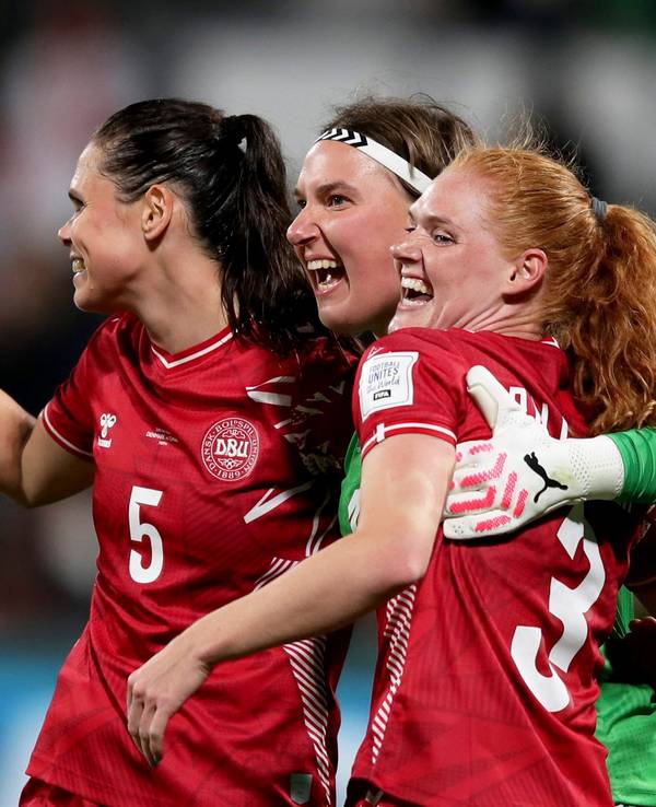 Die Däninnen Simone Boye, Lene Christensen und Stine Ballisager (v.l.n.r.) jubeln über den Sieg gegen China.