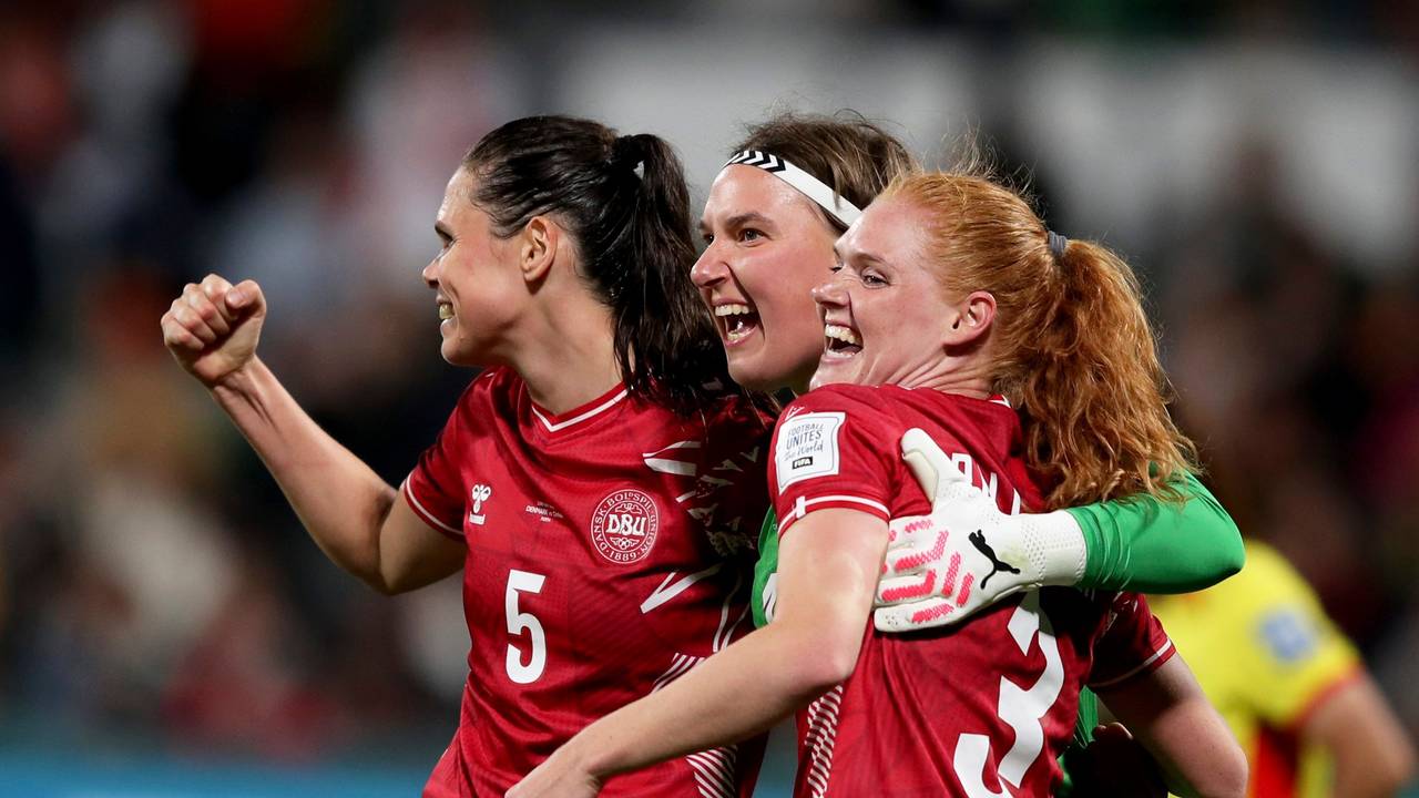 Die Däninnen Simone Boye, Lene Christensen und Stine Ballisager (v.l.n.r.) jubeln über den Sieg gegen China.