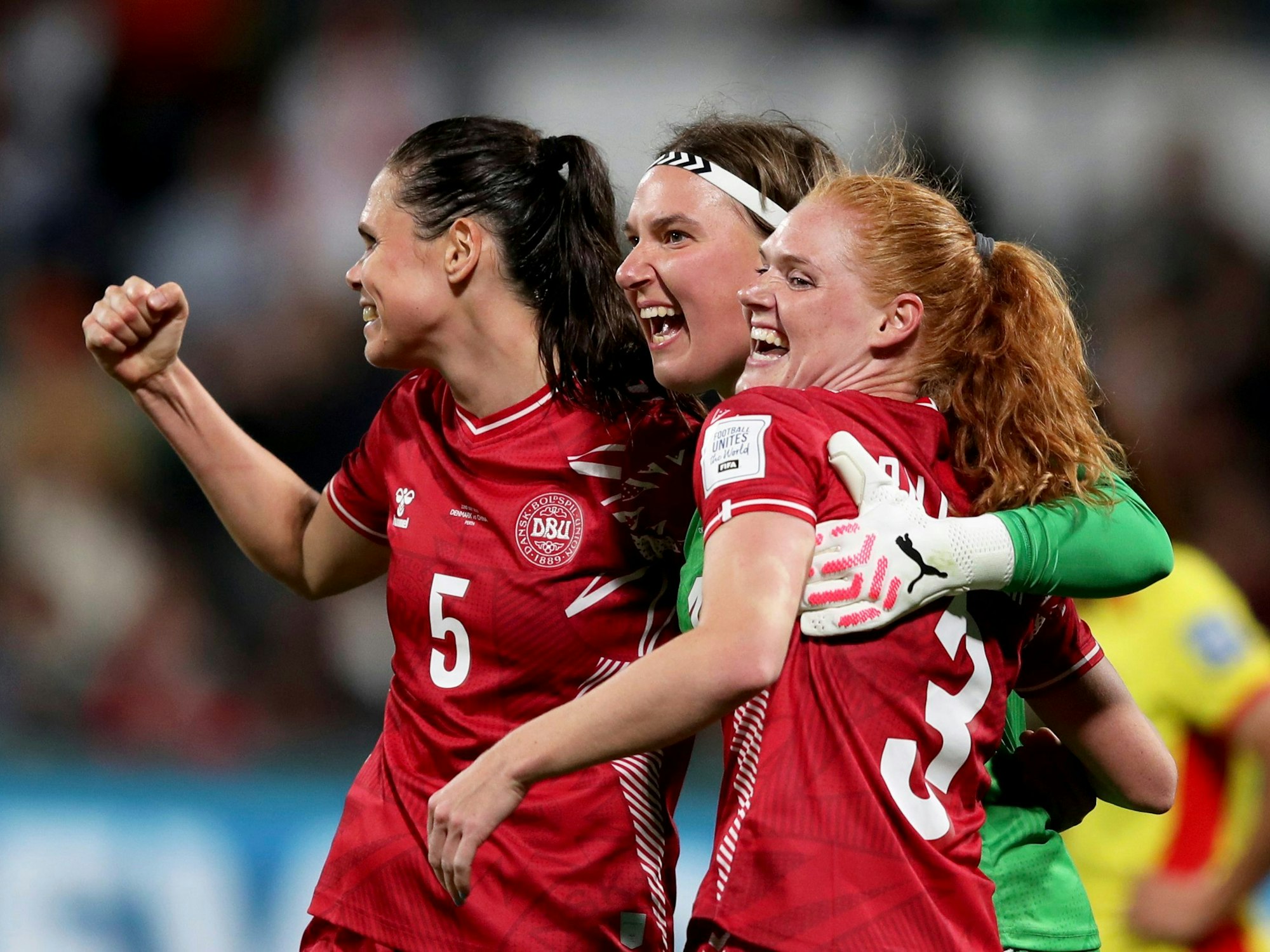 Die Däninnen Simone Boye, Lene Christensen und Stine Ballisager (v.l.n.r.) jubeln über den Sieg gegen China.