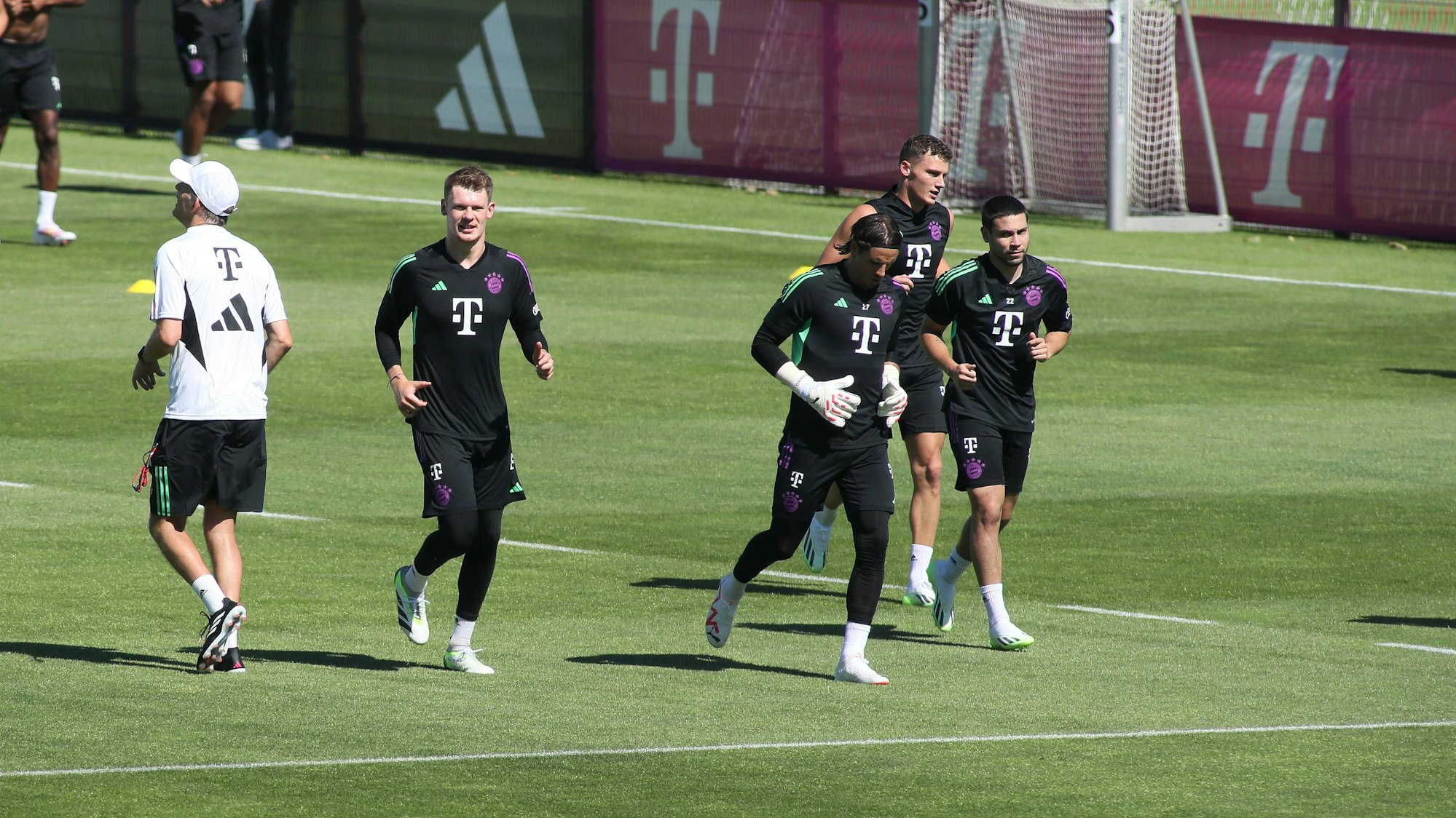 Bayerns Alexander Nübel, Yann Sommer, Benjamin Pavard und Raphael Guerreiro laufen sich warm.