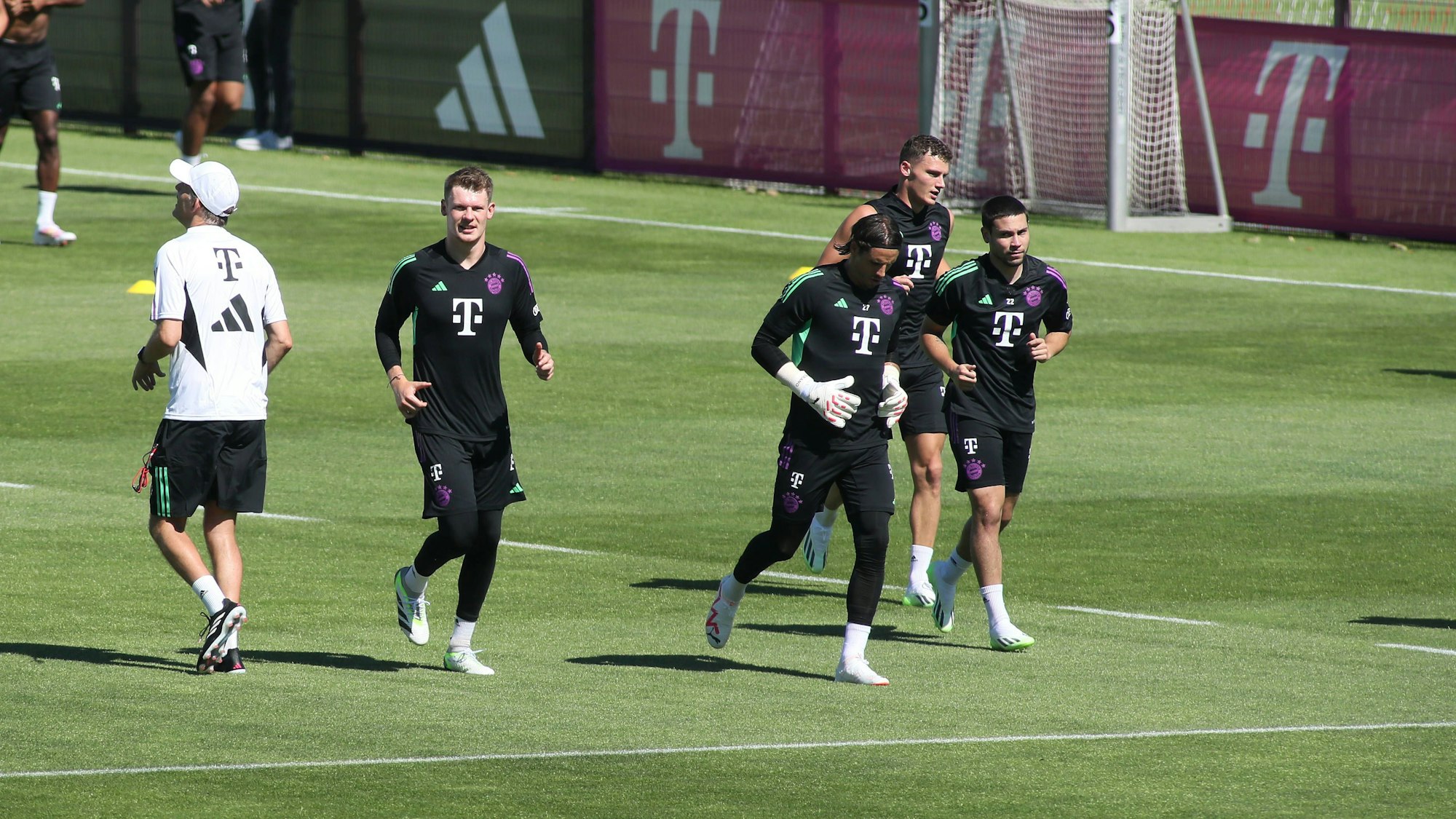 Bayerns Alexander Nübel, Yann Sommer, Benjamin Pavard und Raphael Guerreiro laufen sich warm.