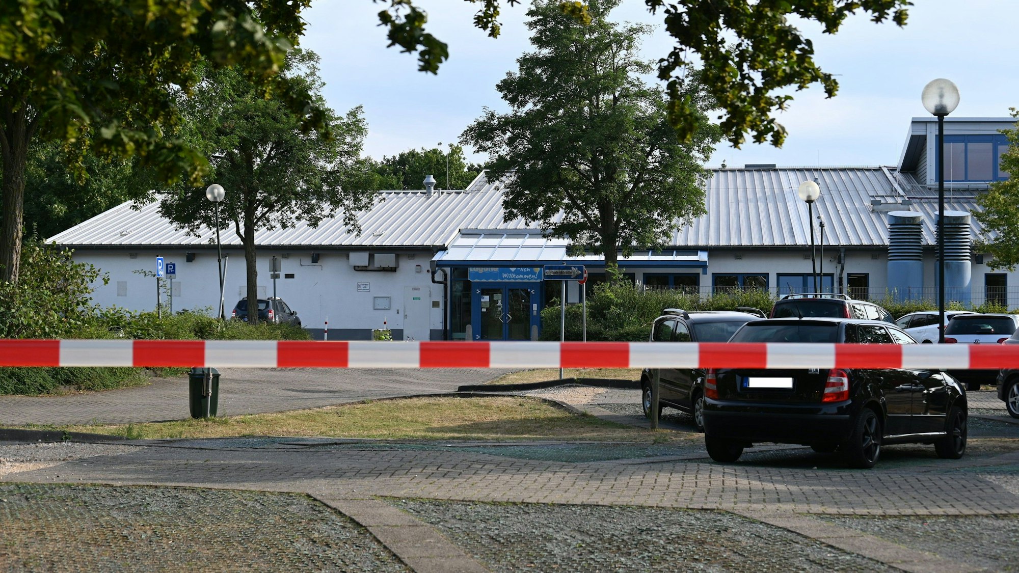 Blick auf den abgesperrten Eingang der Erftlagune in Kerpen.