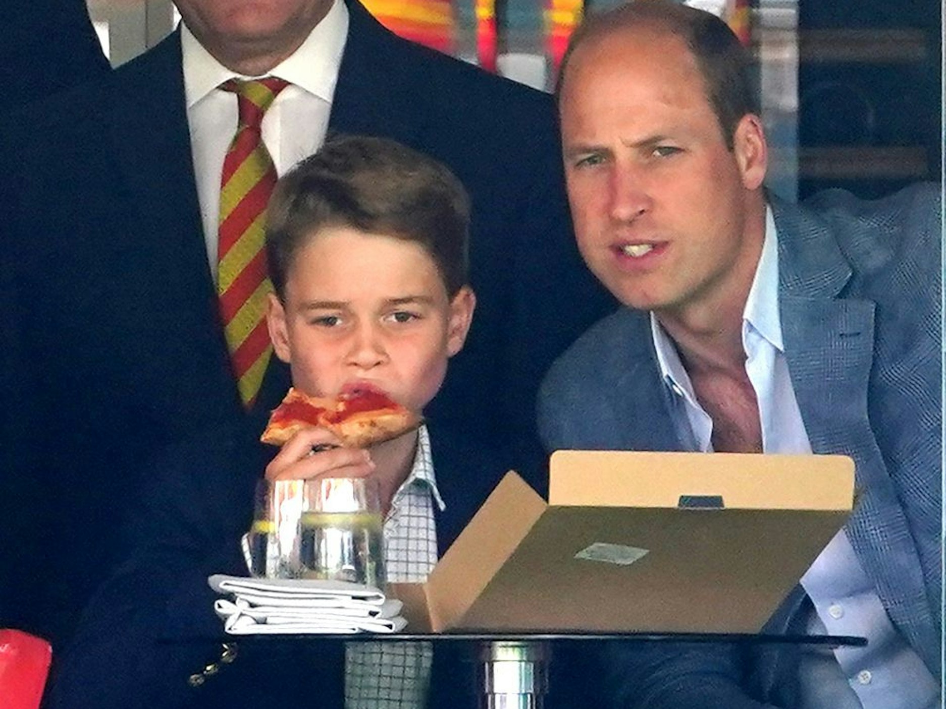 William (r), Prinz von Wales, und sein Sohn Prinz George verfolgen das Testspiel der Cricket-Mannschaften von England und Australien.