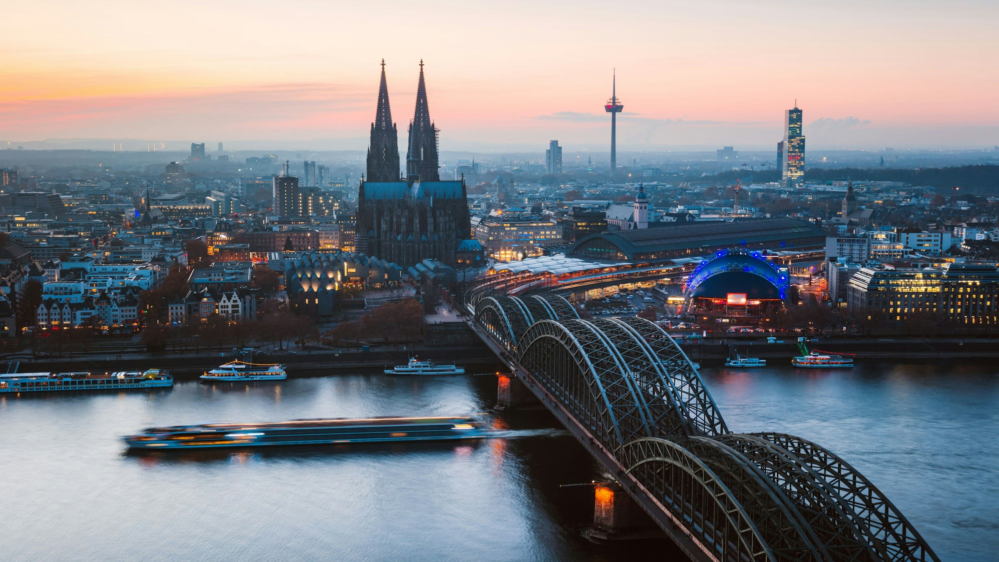 Blick auf den Rhein, die Hohenzollernbrücke und den Dom