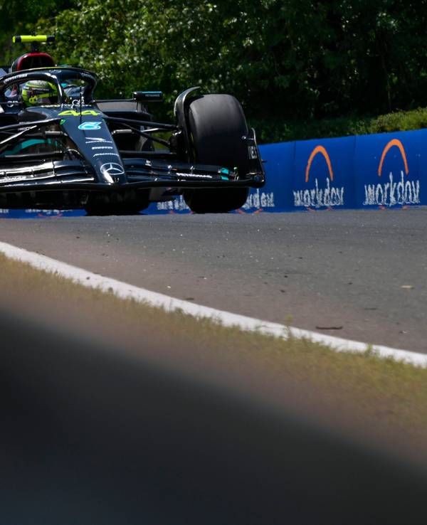 Lewis Hamilton fährt mit seinem Mercedes über die Rennstrecke.
