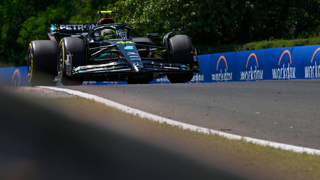 Lewis Hamilton fährt mit seinem Mercedes über die Rennstrecke.