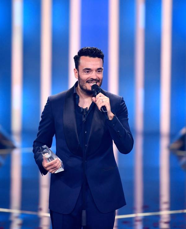 Sänger und Moderator Giovanni Zarrella freut sich bei der Verleihung vom Deutschen Fernsehpreis 2022 über die Auszeichnung in der Kategorie "Beste Einzelleistung/Moderation Unterhaltung" für die „Giovanni Zarrella Show“.