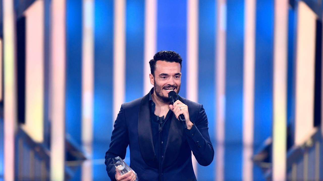 Sänger und Moderator Giovanni Zarrella freut sich bei der Verleihung vom Deutschen Fernsehpreis 2022 über die Auszeichnung in der Kategorie "Beste Einzelleistung/Moderation Unterhaltung" für die „Giovanni Zarrella Show“.