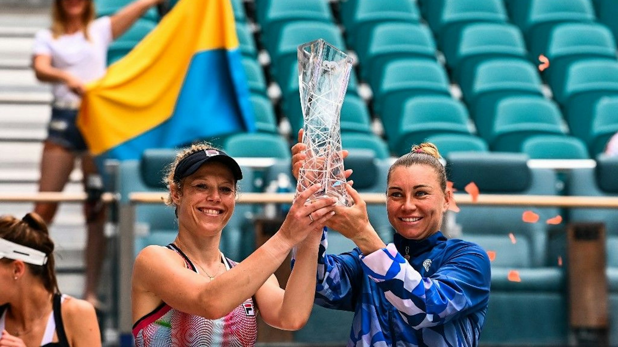 Laura Siegemund (L) und Wera Svonarewa (R) bei der Siegerehrung nach ihrem Triumph bei den Miami Open.
