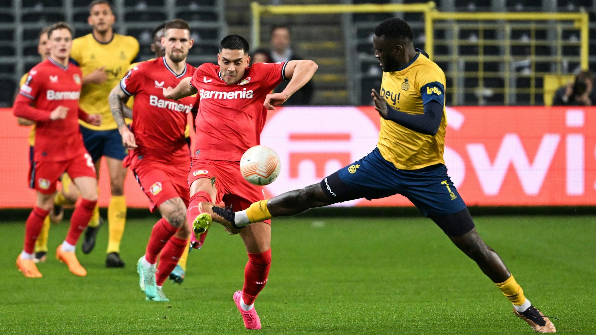 Victor Boniface (r) und Leverkusens Nadiem Amiri im Zweikampf.