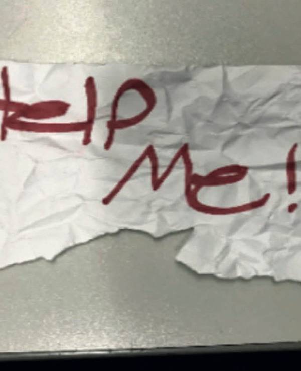 Ein Stück Papier mit den Worten „Hilf mir!“.