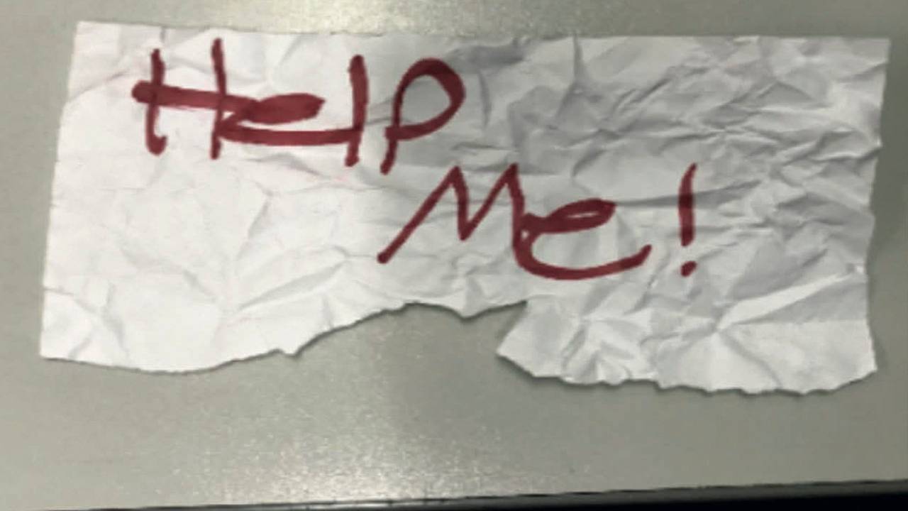 Ein Stück Papier mit den Worten „Hilf mir!“.