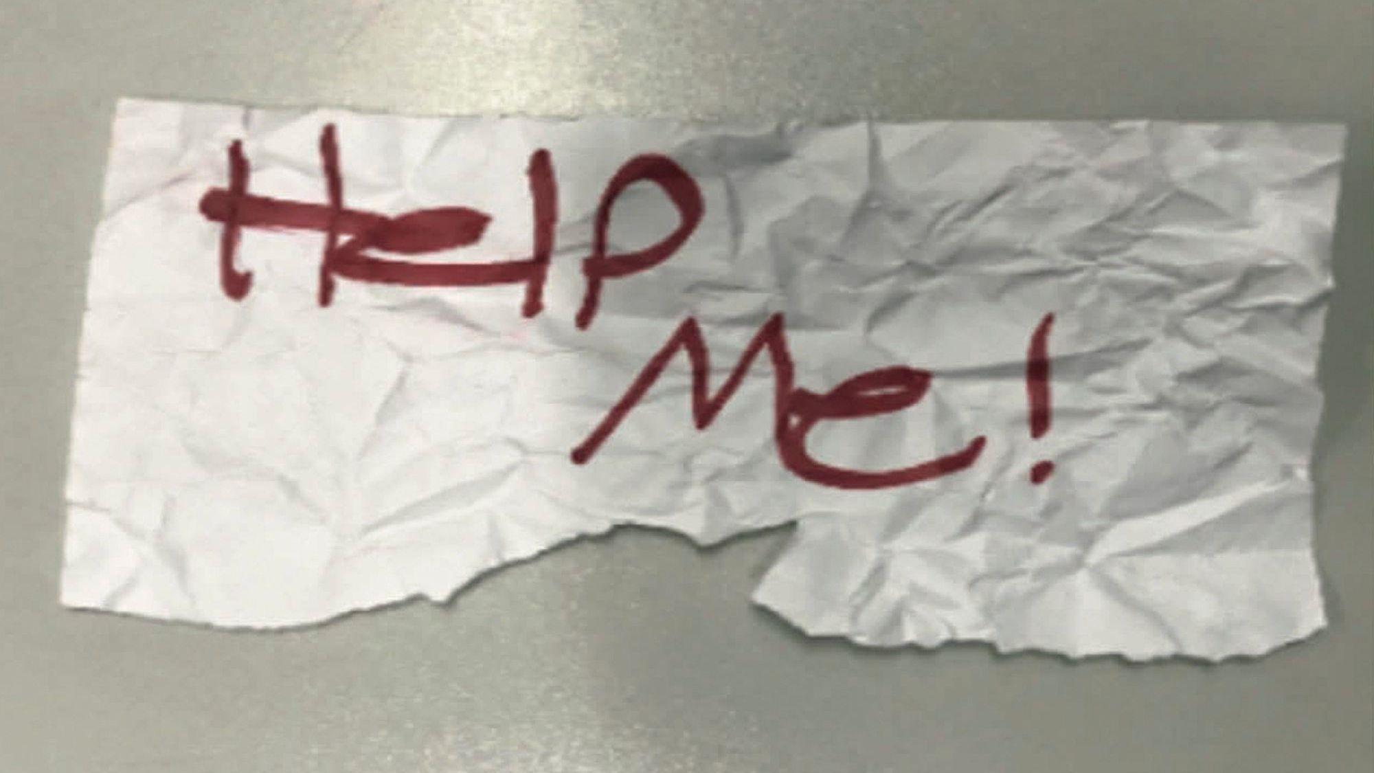 Ein Stück Papier mit den Worten „Hilf mir!“.
