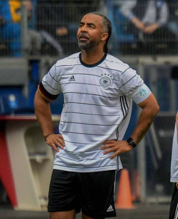 Patrick Owomoyela, Thomas Helmer und Arne Friedrich bei einem Benefizspiel im DFB-Trikot.