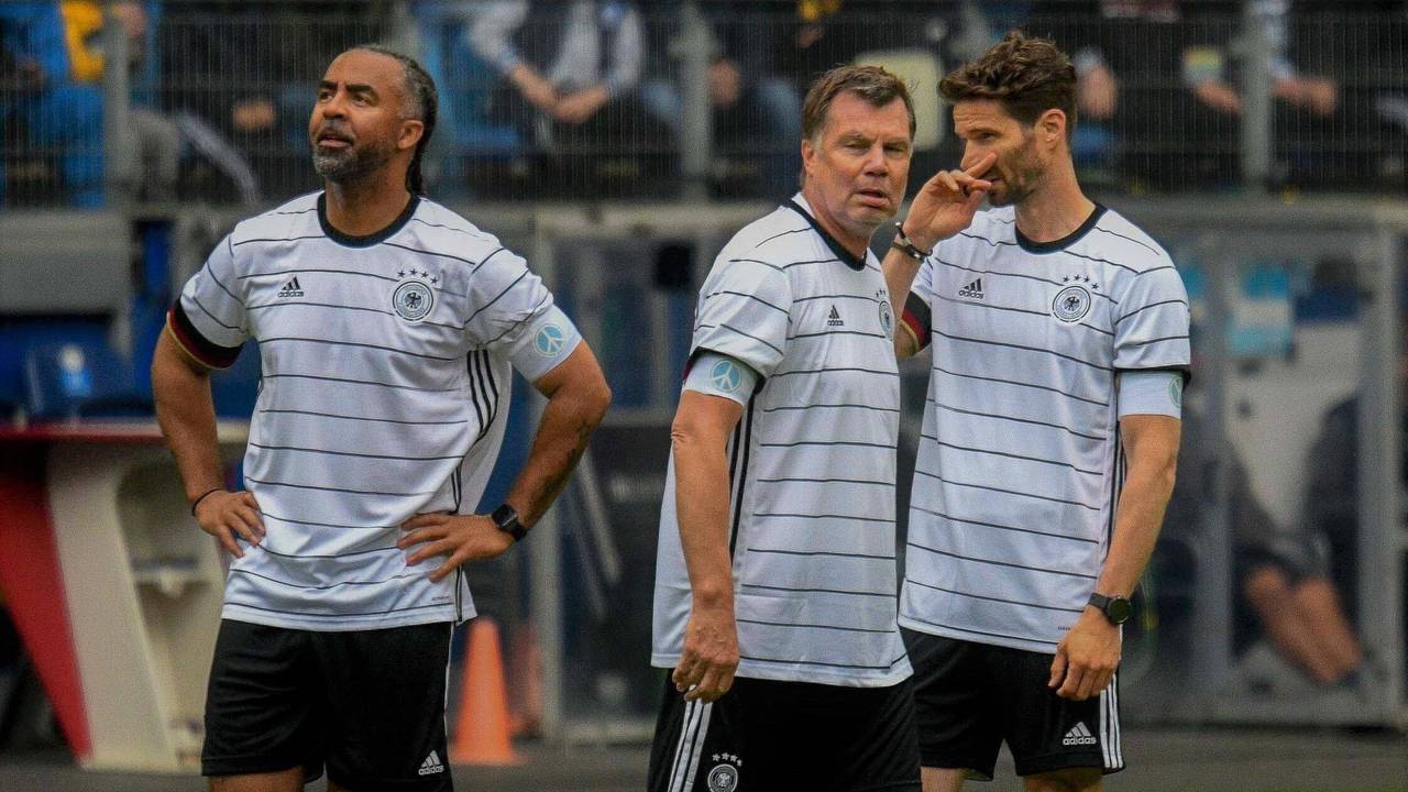 Patrick Owomoyela, Thomas Helmer und Arne Friedrich bei einem Benefizspiel im DFB-Trikot.