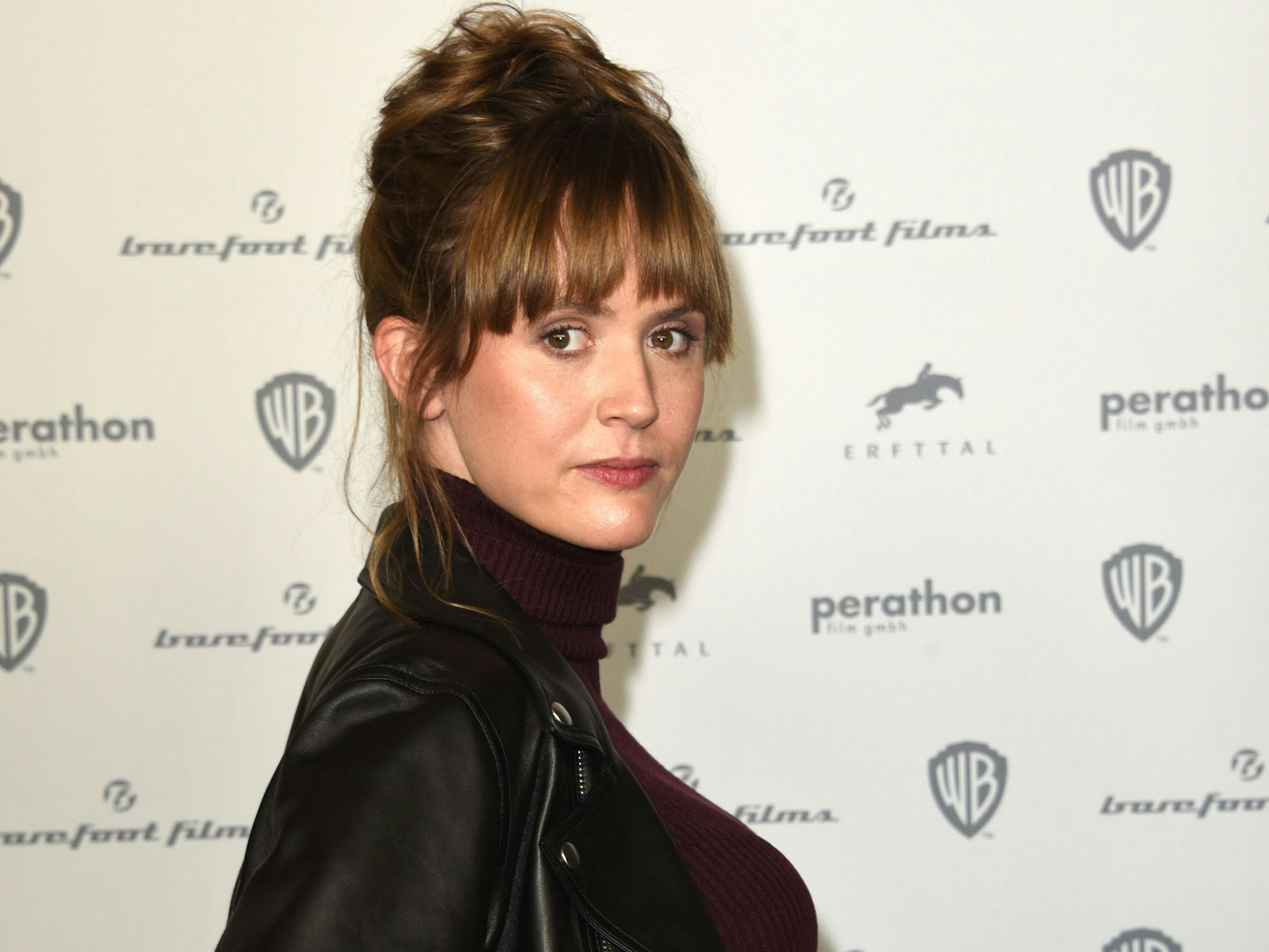 Die Schauspielerin Emily Cox kommt zu der Premiere ihres Films „Die Rettung der uns bekannten Welt“ im ARRI Kino.