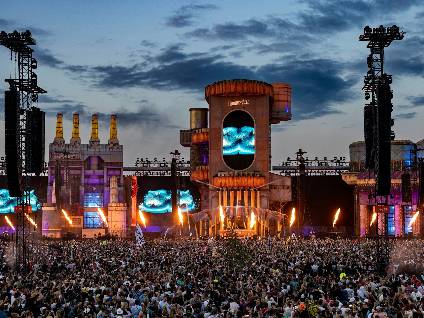 Der schwedische DJ Alesso, bürgerlich Alessandro Rodolfo Renato Lindblad, bei seinem Auftritt auf der Mainstage, Feuerwerk wird gezündet.