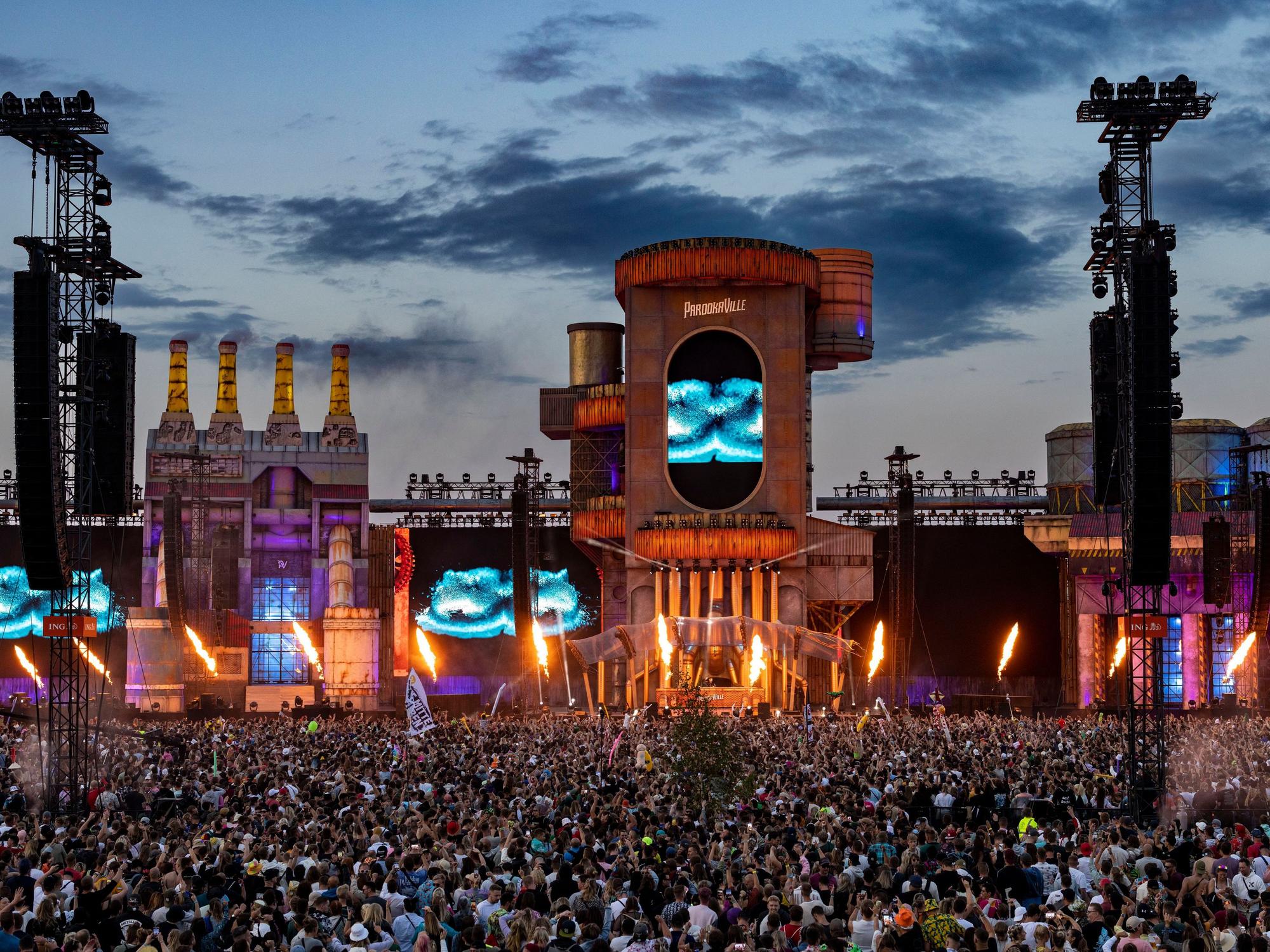 Der schwedische DJ Alesso, bürgerlich Alessandro Rodolfo Renato Lindblad, bei seinem Auftritt auf der Mainstage, Feuerwerk wird gezündet.