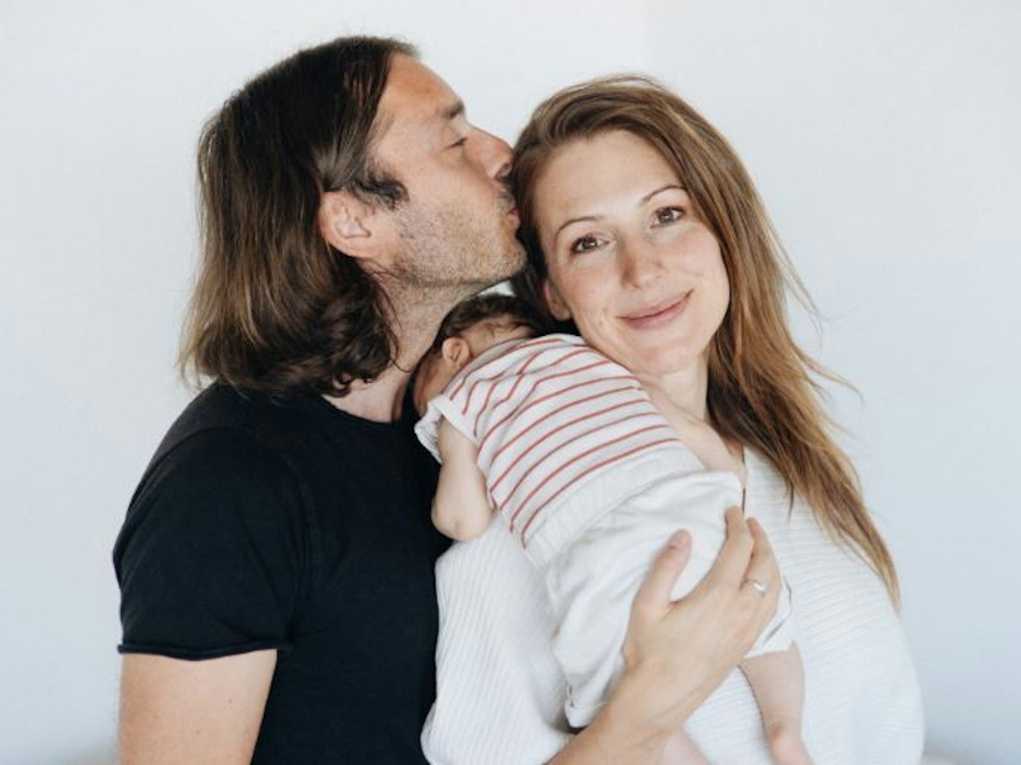 Mara Bergmann mit ihrem Lebensgefährten Alex und der gemeinsamen Tochter beim Fotoshooting.