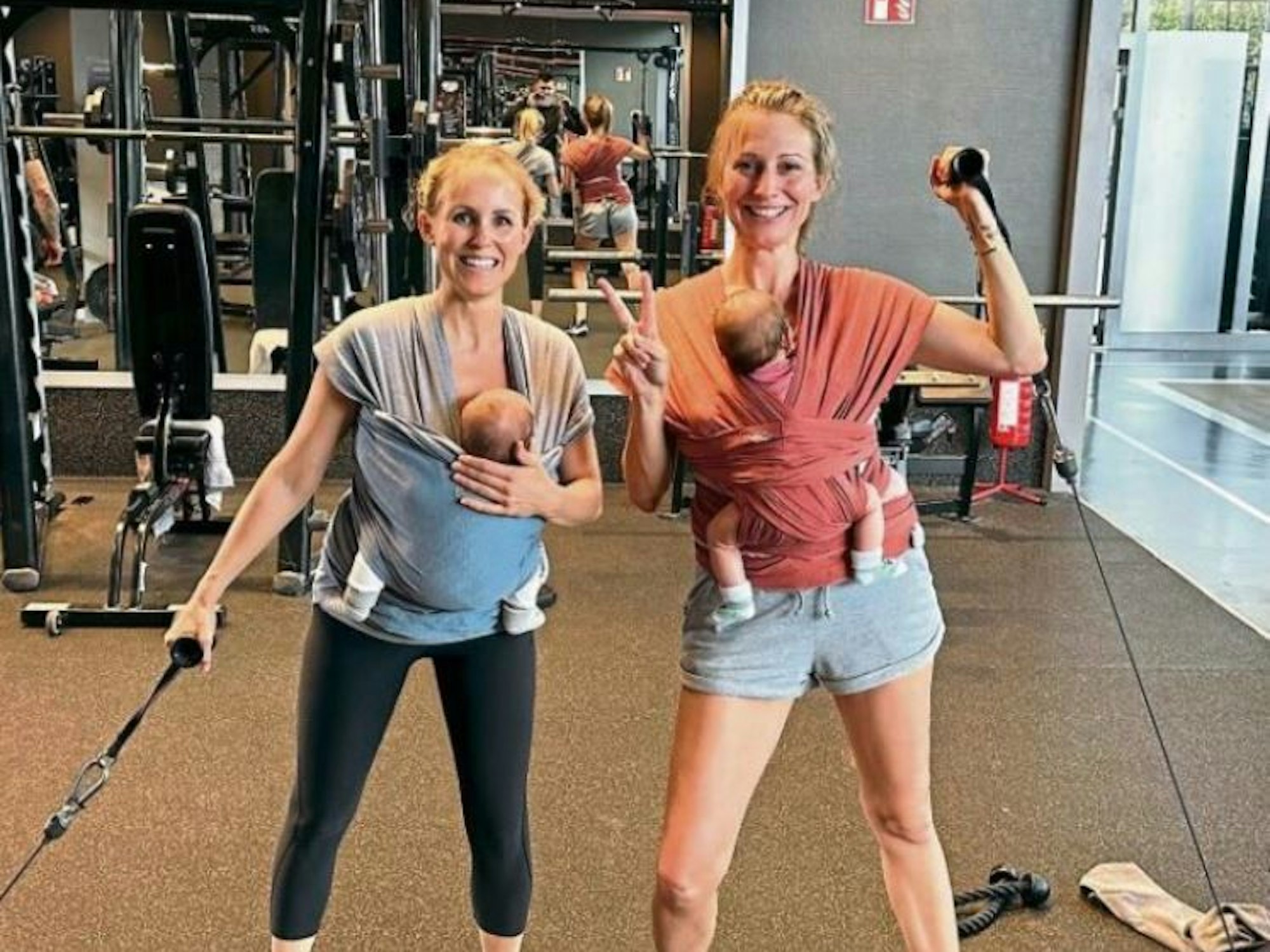 Mara Bergmann (r.) mit Freundin Svanja Kleemann beim Training mit Baby.
