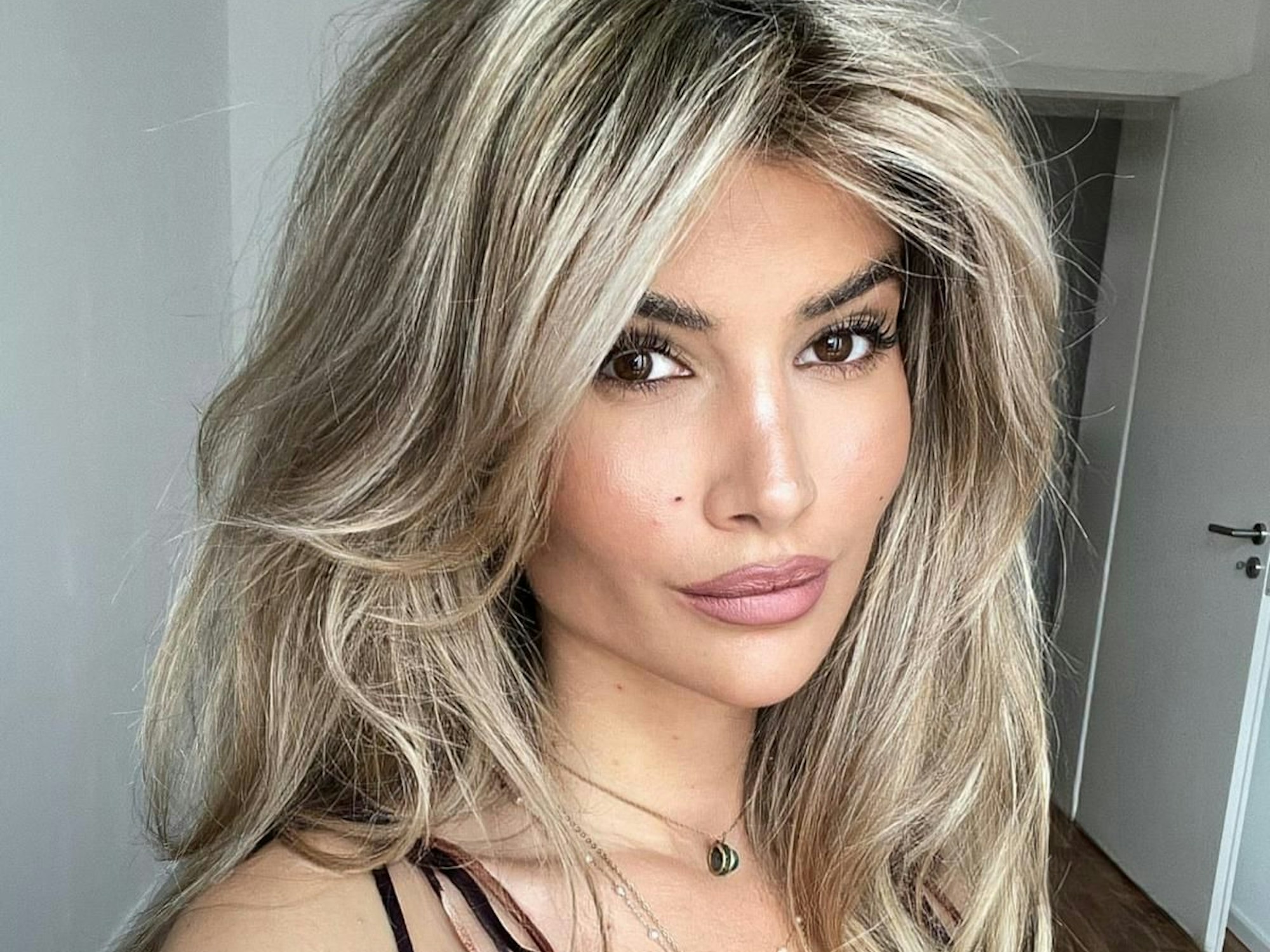 Model Laura Schultz posiert für ein Selfie und schaut in die Kamera.