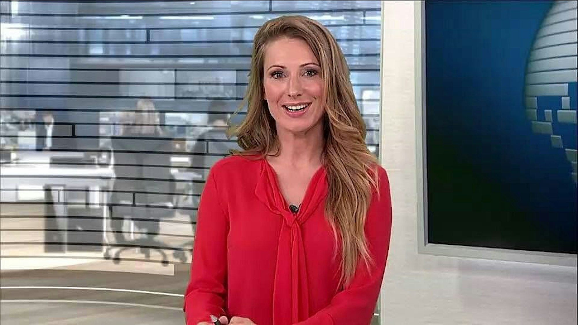 Mara Bergmann im Studio als Moderatorin bei n-tv.