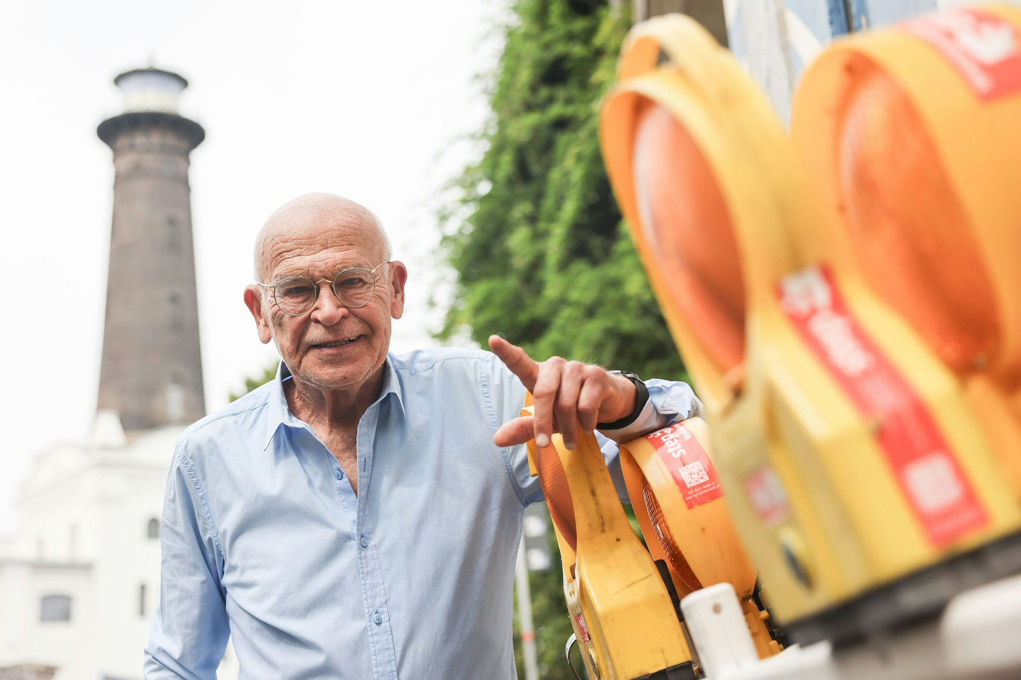 Günter Wallraff vor dem Helios-Turm in Köln-Ehrenfeld.