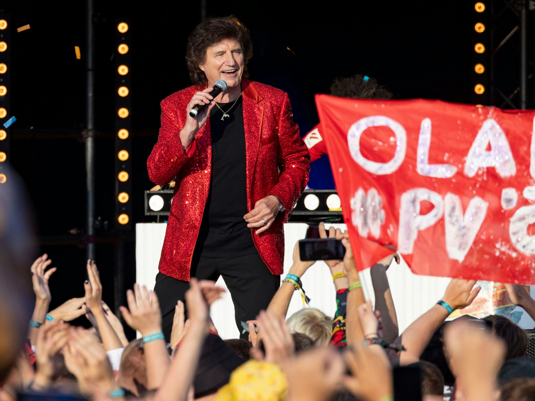 Olaf der Flipper, bürgerlich Olaf Malolepski, singt bei Parookaville, einem der größten Elektro-Festivals in Europa.