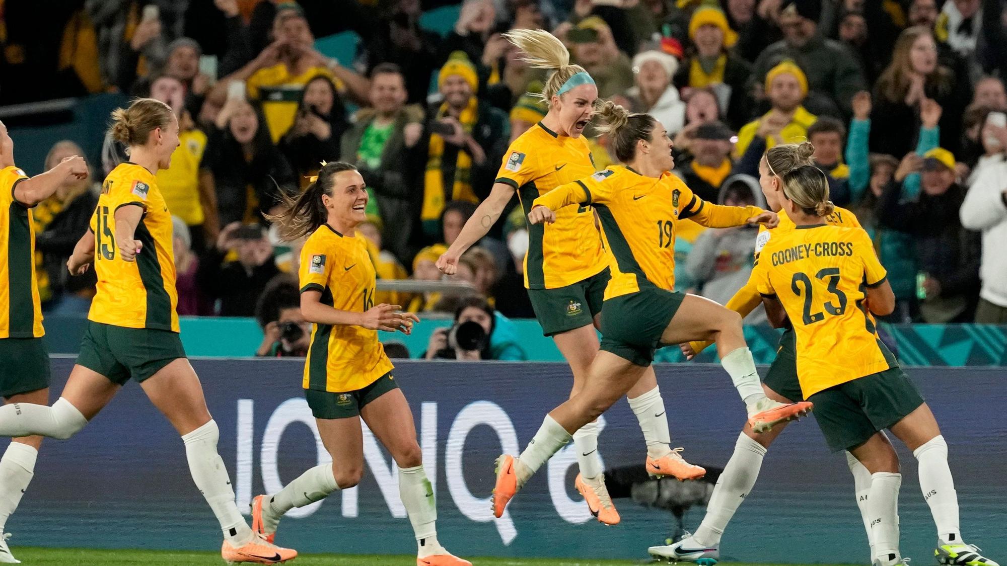 Ausgelassener Jubel bei den Australierinnen im ersten Spiel gegen Irland.
