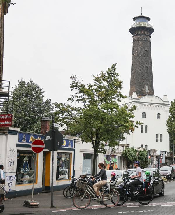 Blick auf den bekannten Leuchtturm im Kölner Veedel Ehrenfeld.