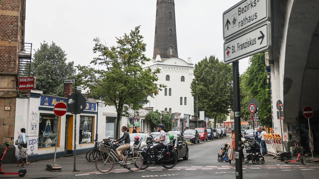 Blick auf den bekannten Leuchtturm im Kölner Veedel Ehrenfeld.