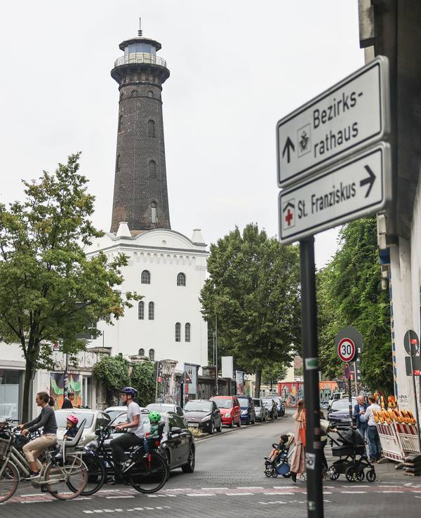Blick von der Venloer Straße rüber auf den Helios-Turm in Köln-Ehrenfeld.