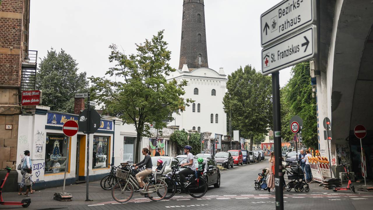 Blick von der Venloer Straße rüber auf den Helios-Turm in Köln-Ehrenfeld.