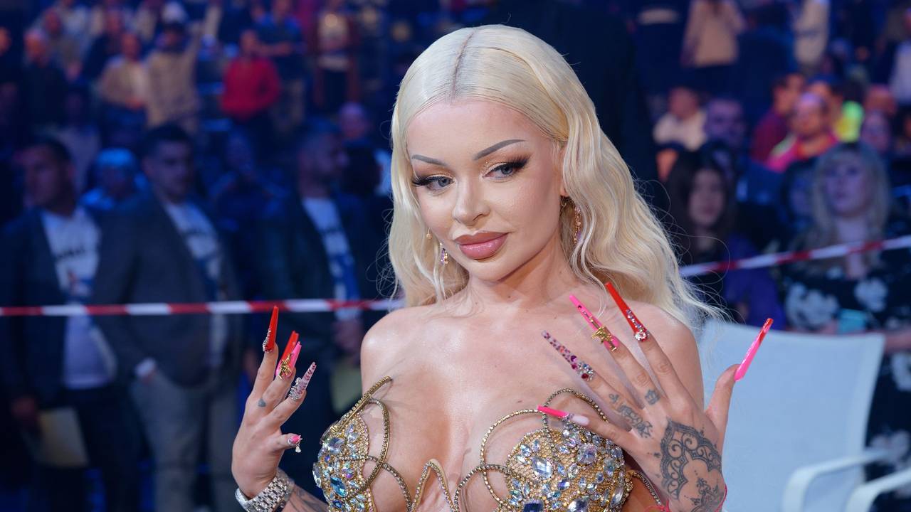 Jurorin Katja Krasavice steht nach dem Finale der Castingshow „Deutschland sucht den Superstar“ der Bühne.