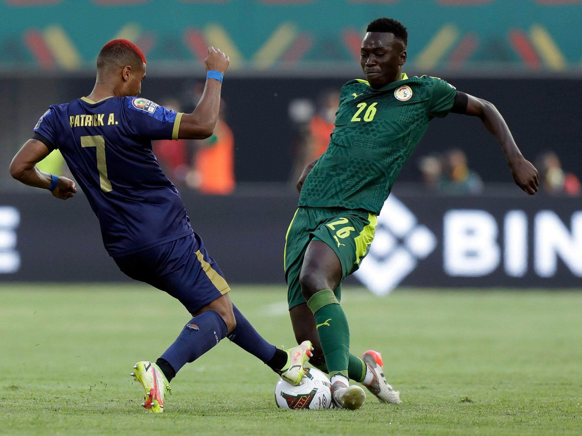 Pape Gueye (r) aus dem Senegal gegen Patrick Andrade aus Kap Verde.