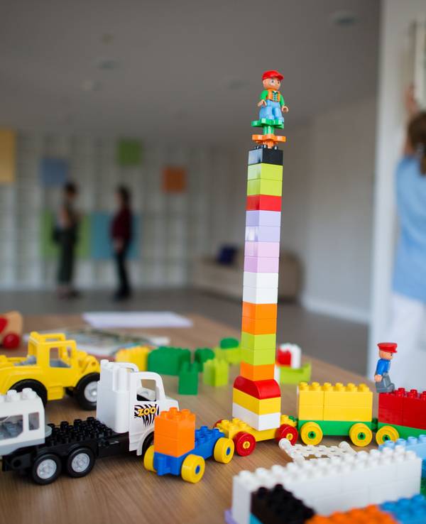 Kinderspielzeug steht auf einem Tisch.