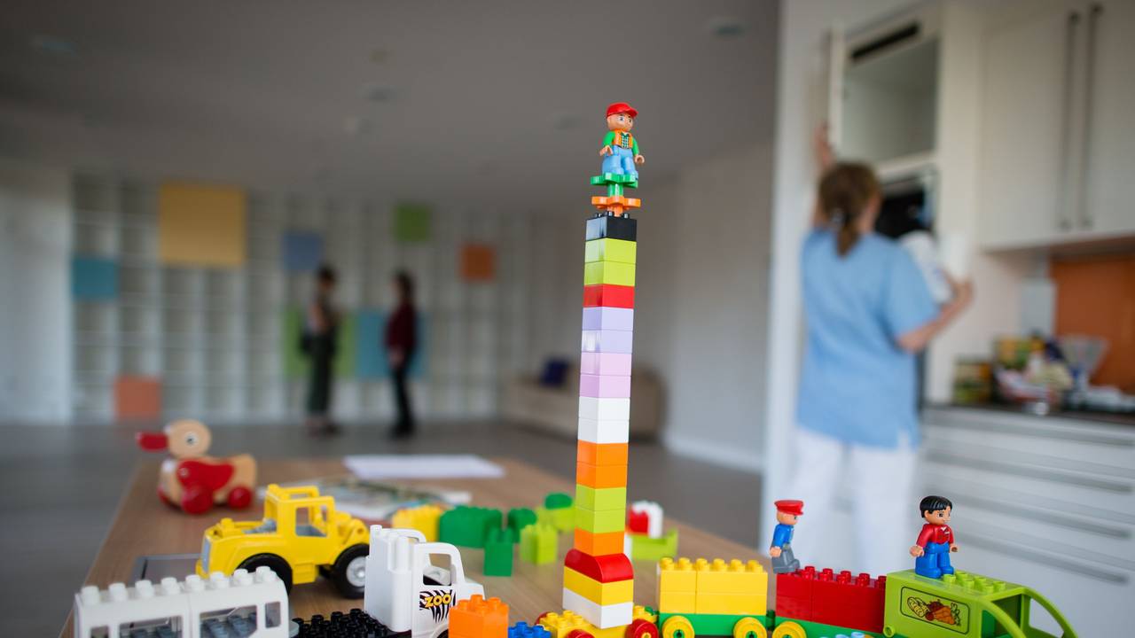 Kinderspielzeug steht auf einem Tisch.