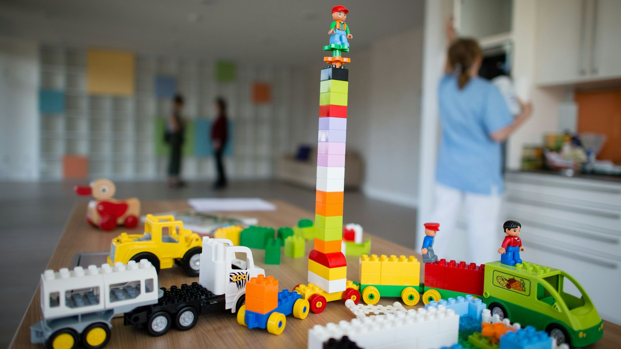 Kinderspielzeug steht auf einem Tisch.