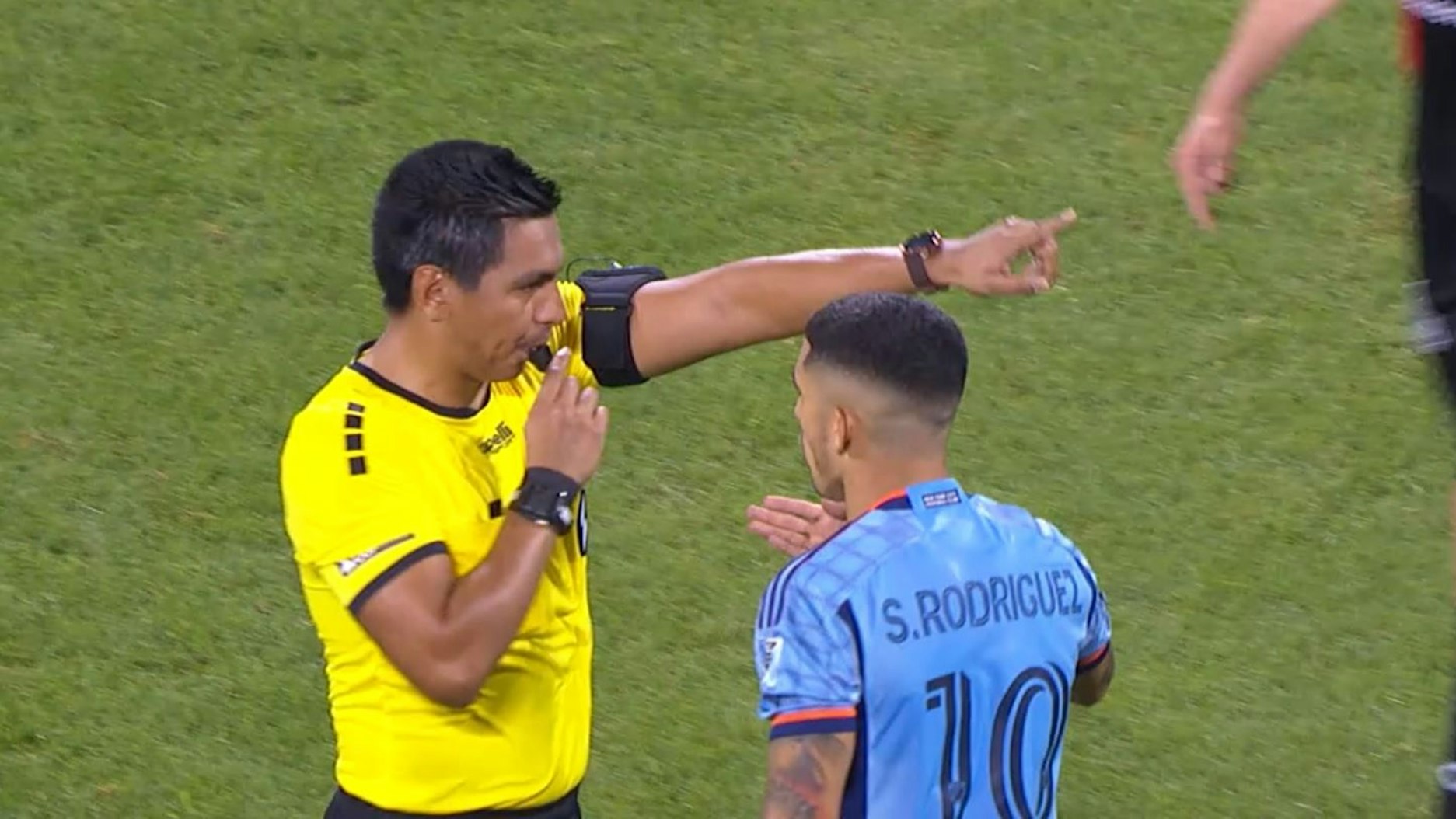 Schiedsrichter Bryan López pfeift im Spiel zwischen New York City FC und Atlas Guadalajara ein Tor wegen Abseits zurück.