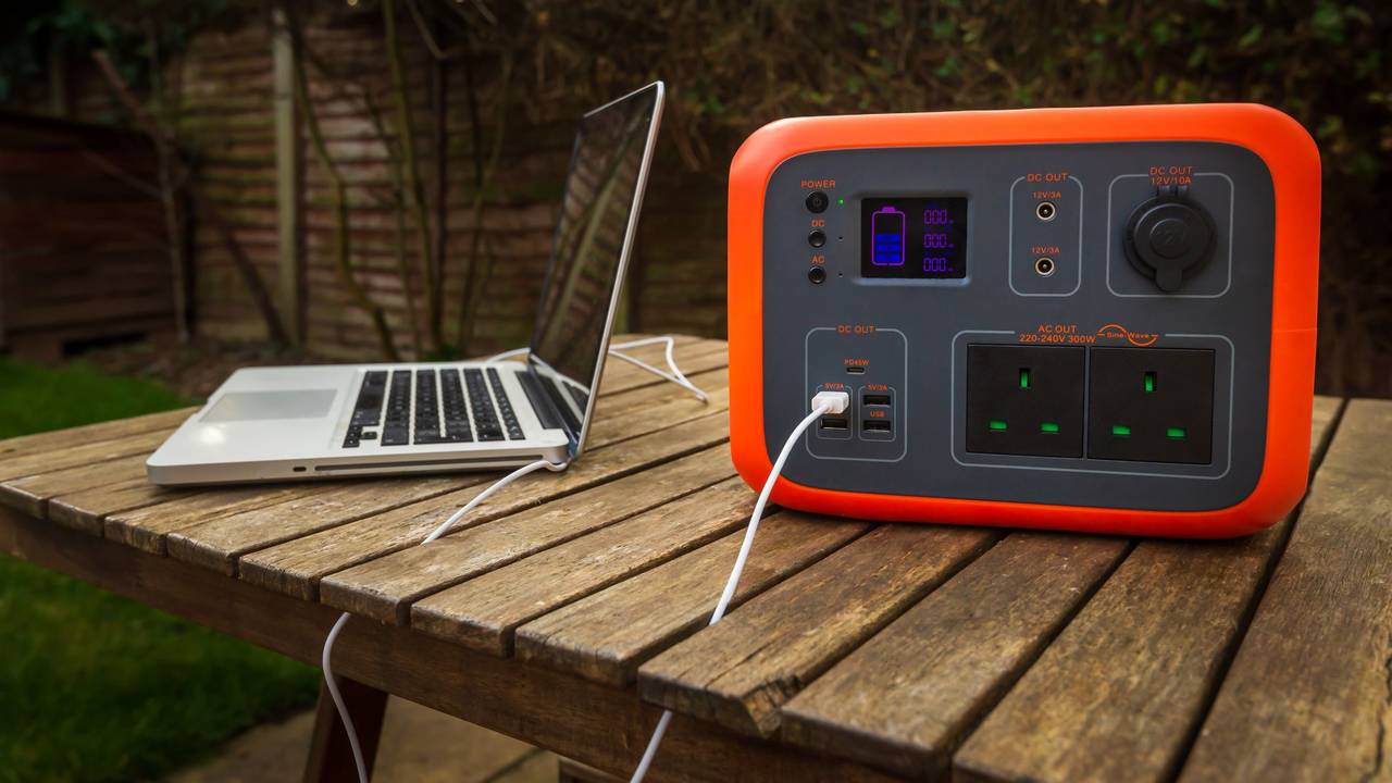 Auf dem Foto sieht man einen Laptop, der an eine Powerstation angeschlossen ist.